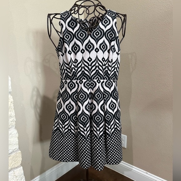 Taylor Petites Black and Cream print with pockets, EUC - Picture 1 of 7